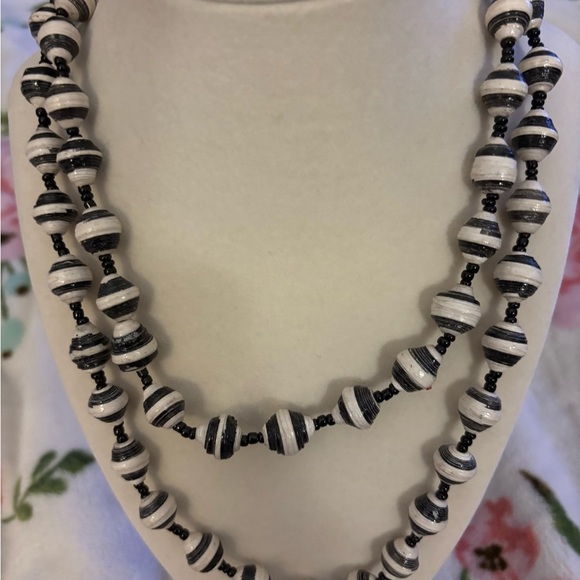 Stripe black/white beaded necklace 
No clasp - Picture 2 of 3